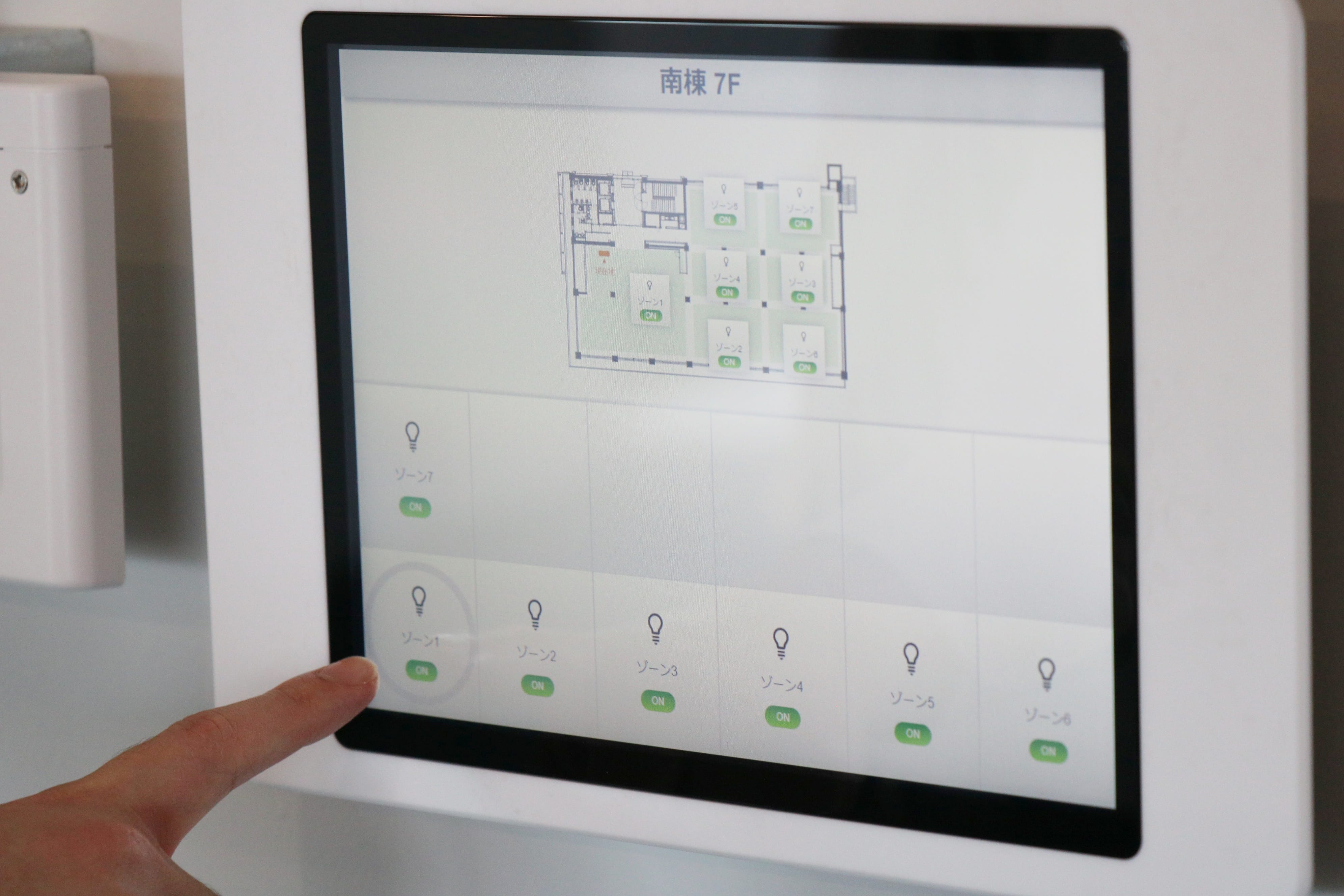 空中入力ソリューションAirInput™がリクルート新社屋のエレベータ操作盤と館内照明スイッチへ試験導入