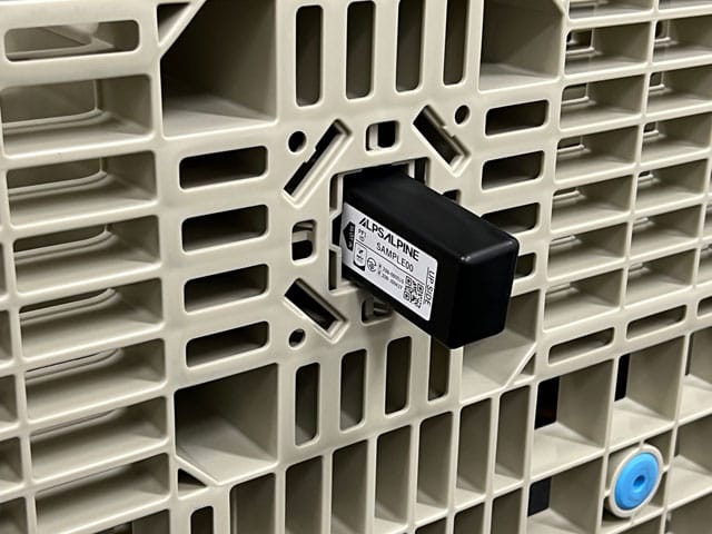 アルプスアルパインがIoTデバイス「物流トラッカー」の新たなバラエティを追加および量産対応を開始、パレット市場への導入可能性を見据えユーピーアールに採用決定