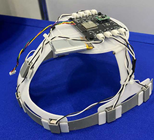 ロービジョンハットに内蔵する装置(デモ機)