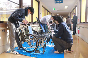 「車いす清掃活動の様子