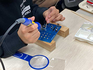 ラジオ制作に精を出す参加者